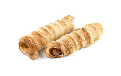 香肠卷。用热狗卷饼，孤立在白色背景上