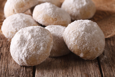 Polvoron新鲜出炉的饼干近距离在桌子上。水平