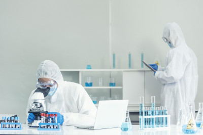 科学家covid-19病毒抗体研究实验室研究实验生物技术培养病毒疫苗。科学家看显微镜实验实验室科学试