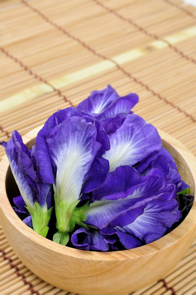 蓝豌豆，蝴蝶豌豆，靠近白色