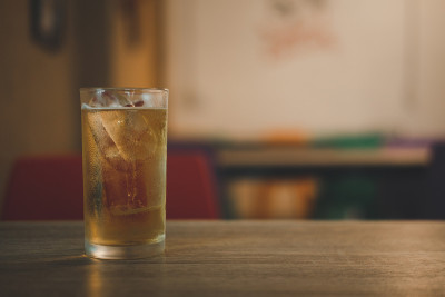 木桌上放着一杯啤酒。近距离