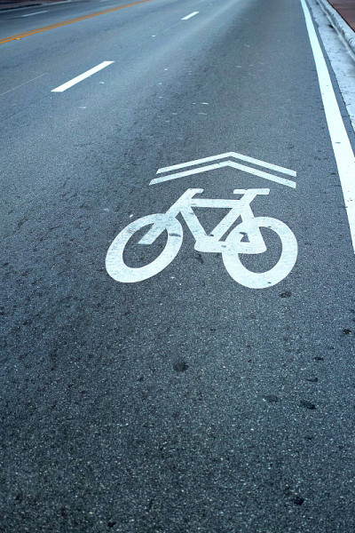 柏油路上的自行车道标志