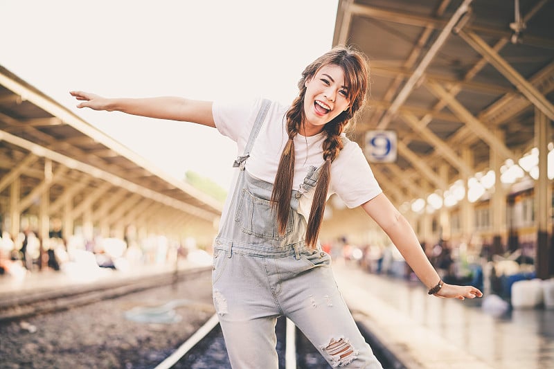 亚洲年轻女孩旅行背包冒险乘火车。