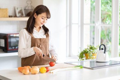迷人的亚洲女人在厨房做饭