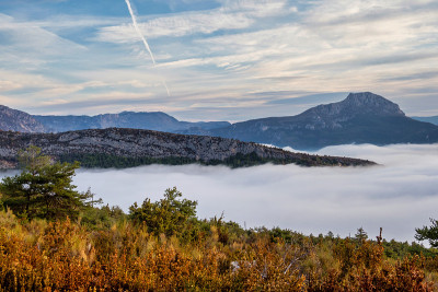 Mist hanging over Verdon Gorge, Gorges du Verdon i