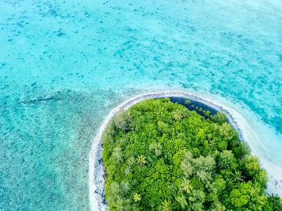 库克群岛拉罗汤加碧水的穆里泻湖鸟瞰图