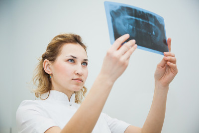 女医生牙医检查人类颚x光