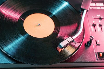 Top view on retro vinyl record player播放音乐从LP专辑。