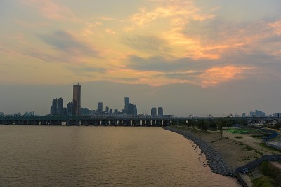 汉城夜景，汉港大桥上的天际线
