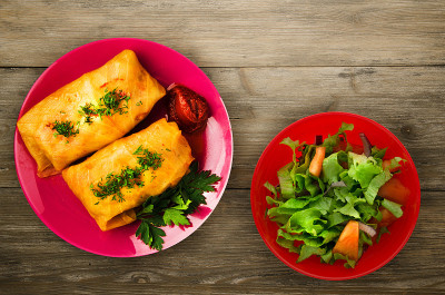 卷心菜卷在盘子里。白菜肉俯视图。