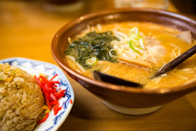 拉面，米饭，菜肴