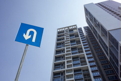 街角有商业建筑和标志