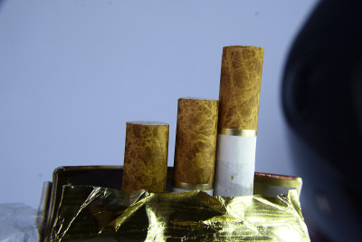 过滤嘴香烟从一个背景模糊的容器中出来