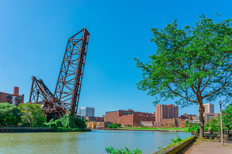 俄亥俄州的克利夫兰市被凯霍加河(Cuyahoga River)分隔，甚至还有吊桥。