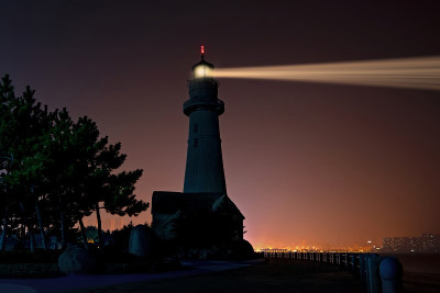 灯塔探照灯。威海夜间海堤