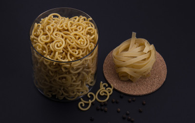 一杯管状的意大利面和干面条。