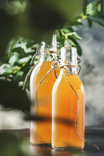自制发酵生康普茶。可以喝的茶。灰色厨房桌子背景与复制空间