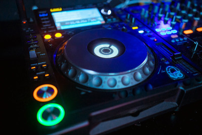 DJ在灯光背景下播放音乐