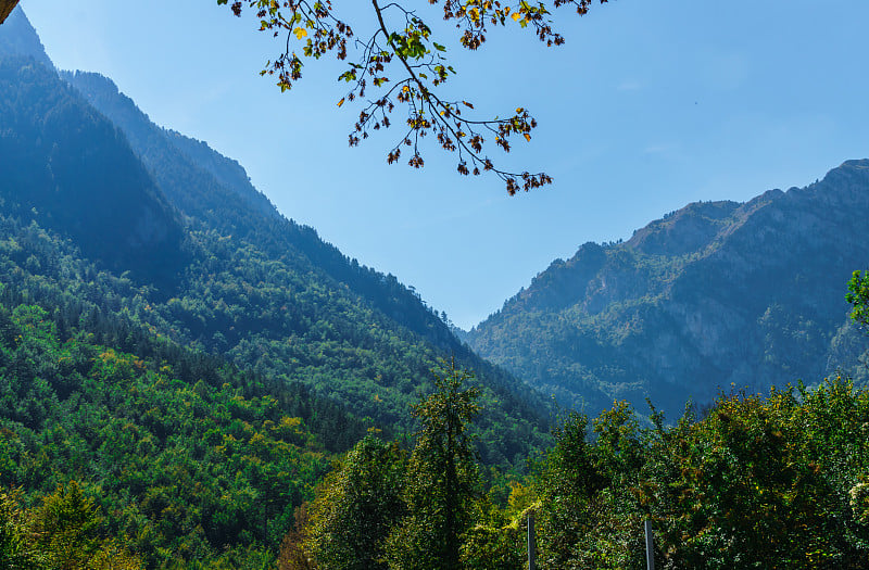 群山环绕着位于黑山科托尔湾岸边的科托尔市。