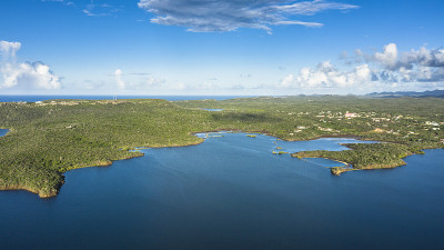 鸟瞰图以上库拉索岛的风景，加勒比与海洋，海岸，山丘