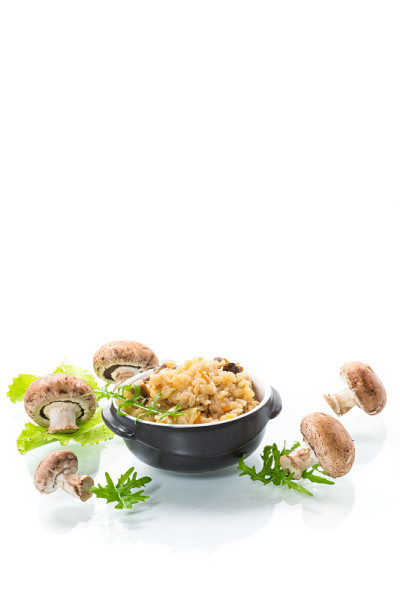 素菜蘑菇饭放在瓷碗里煮