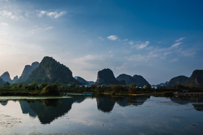 傍晚的喀斯特山脉和河流景色