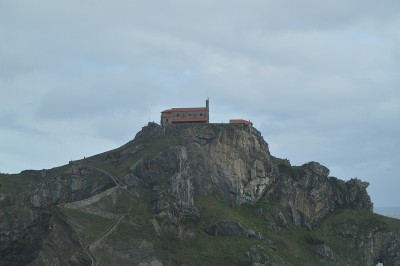 这是《权力的游戏》拍摄的圣胡安修道院全景。建筑自然景观。