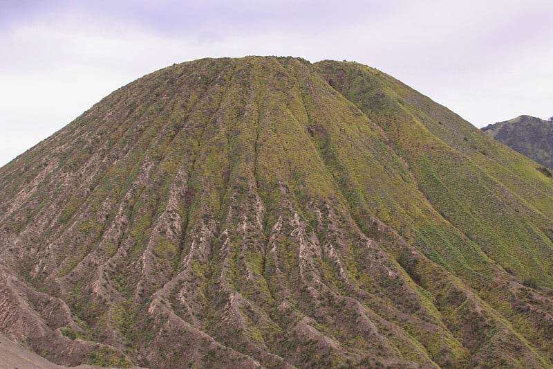 从印度尼西亚爪哇岛的布罗莫山上看到的巴托克山