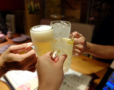 在酒会上与朋友举杯，喝一杯海博，生啤酒和柠檬茶