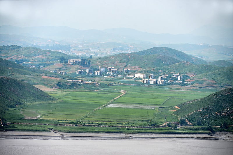 从韩国爱浜天文台看到的朝鲜大江里村