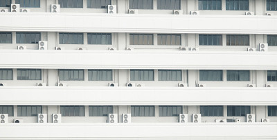 白色建筑和空调