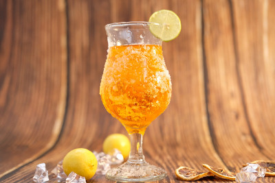 冷饮和夏季酒精鸡尾酒