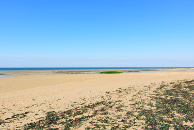 在夏天，在阳光明媚的日子里，在欧洲、法国、诺曼底、Arromanches les bains的朱诺海
