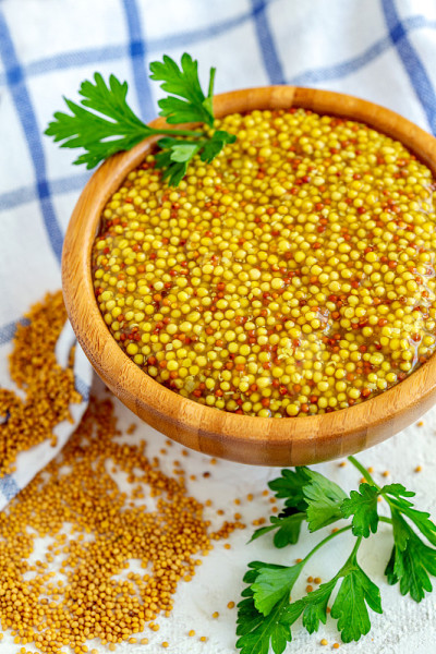 木碗里的芥末。