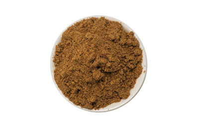 混合香料在一个碗孤立的白色。