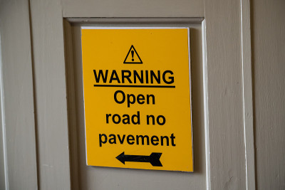 警告，开放道路，禁止人行道标志