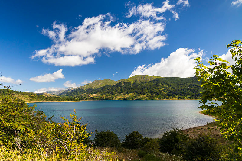 坎波斯托湖在意大利阿布鲁佐地区的格兰萨索国家公园拉加山脉