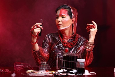 化学亚洲医生女人与红色调时尚化妆花哨的实验室测试服