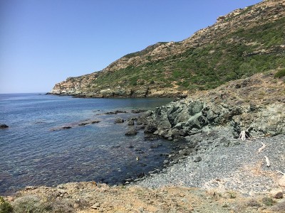 在科西嘉岛的海滩上