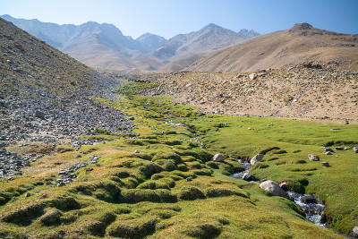 在阿富汗山区的伊什卡希姆绿色山谷徒步旅行