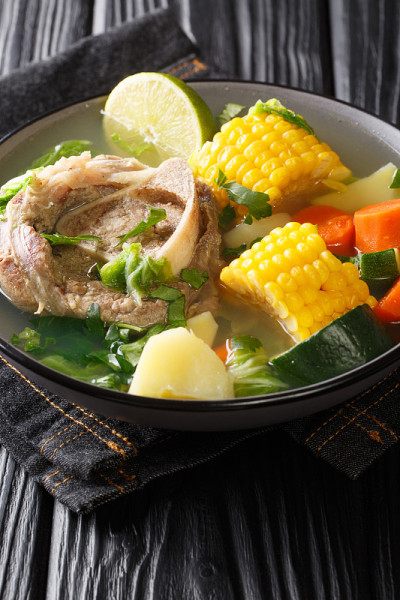 Caldo de res是一种传统的墨西哥牛肉汤与牛肉块和蔬菜在盘子的特写镜头。垂直