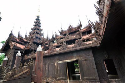 Shwenandaw Kyaung寺的木雕雕像