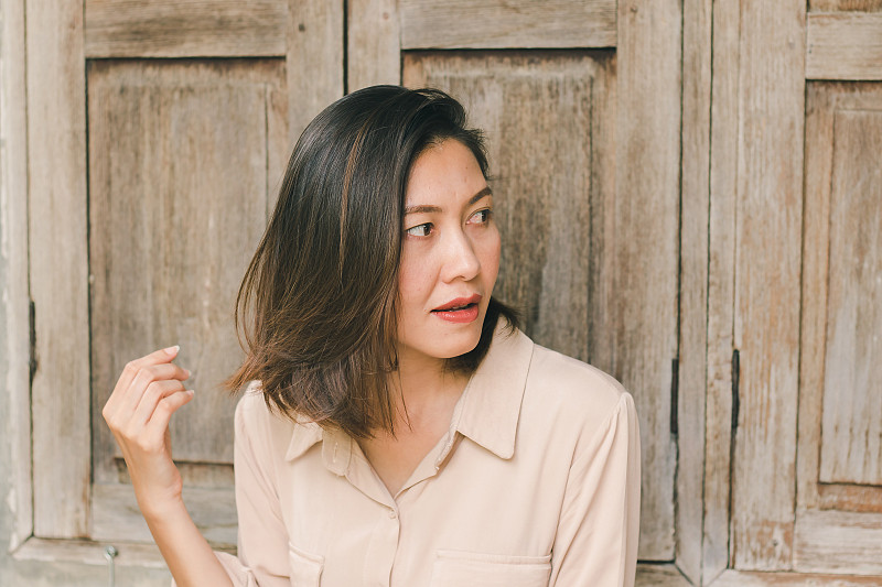 妇女们靠窗而坐。
