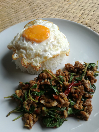 香煎牛肉配辣罗勒叶和辣椒，配炒蛋和蒸饭