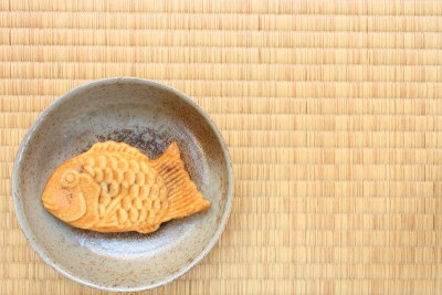 日式Taiyaki鱼形蛋糕在陶瓷盘在榻榻米地板上