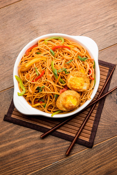 鸡蛋四川面/客家面，流行的印度支那食物，用筷子夹在碗里。有选择性的重点