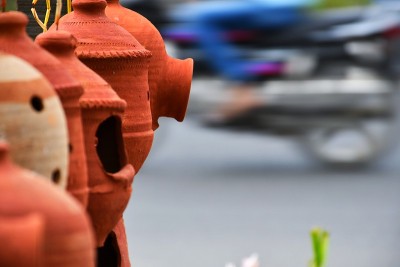 工艺品粘土自然巢穴房子为知更鸟和其他花园鸟类