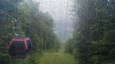 玻璃缆车上的水滴在雨和雾中褪色的背景，但怀旧是清晰的，在一个梦，通过兴奋，美丽仍然令人印象深刻。即使