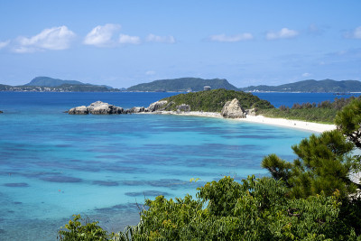 远眺冲绳Tokashiki岛的Abaren海滩