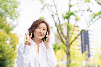 打电话的老年妇女